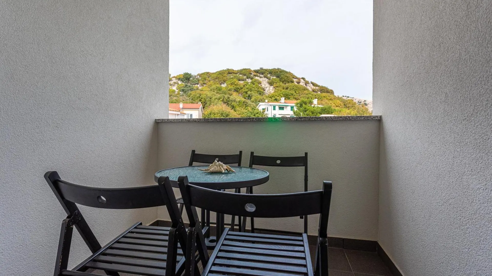 Domagoj D&D, Baska Apartment