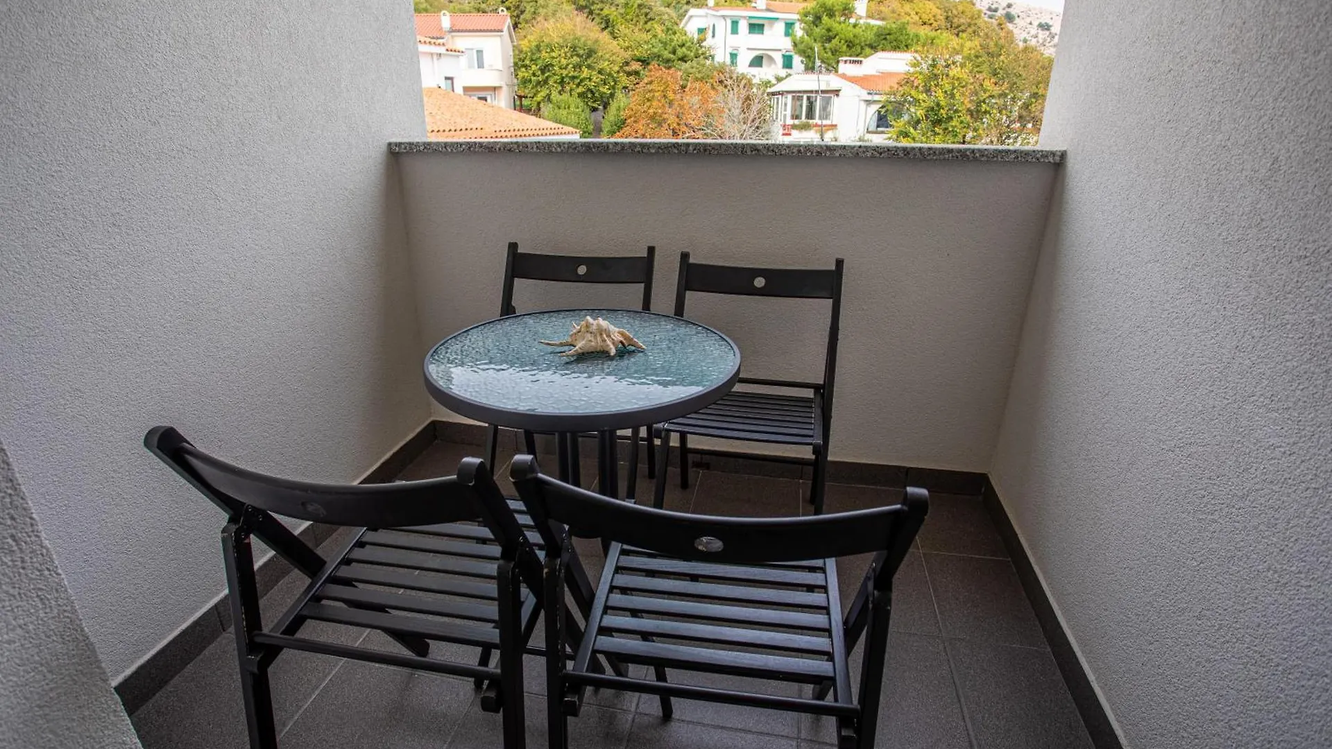 Domagoj D&D, Baska Apartment